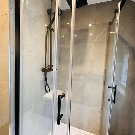 -r4- Newly Renovated Private Self Contained In Selly Oak With Own Kitchenette And Shared Bathroom