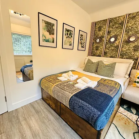 -r4- Newly Renovated Private Self Contained In Selly Oak With Own Kitchenette And Shared Bathroom *