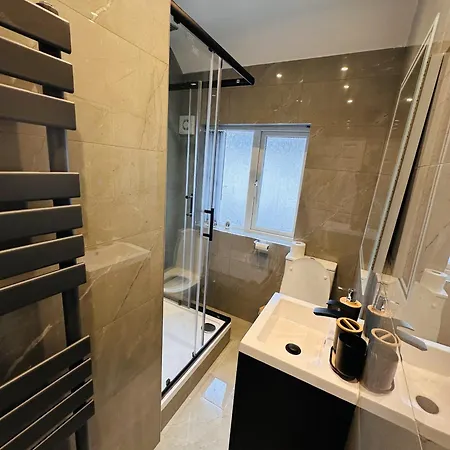 -r4- Newly Renovated Private Self Contained In Selly Oak With Own Kitchenette And Shared Bathroom Guest house
