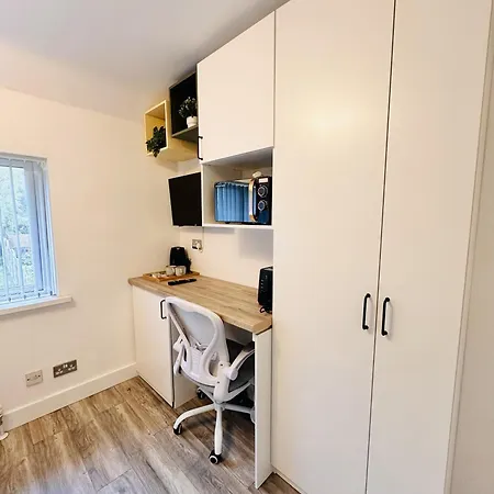 -r4- Newly Renovated Private Self Contained In Selly Oak With Own Kitchenette And Shared Bathroom