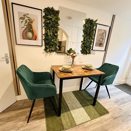 -r4- Newly Renovated Private Self Contained In Selly Oak With Own Kitchenette And Shared Bathroom *