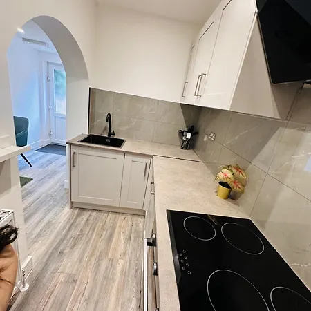 -r4- Newly Renovated Private Self Contained In Selly Oak With Own Kitchenette And Shared Bathroom Guest house